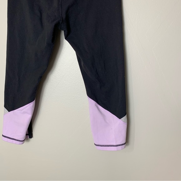 Lululemon | Lavender and Black Capris | Size 8 - Picture 3 of 8